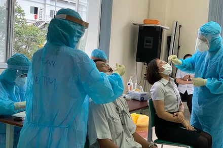 Lấy mẫu xét nghiệm công nhân Công ty TNHH Kim may Organ Việt Nam.