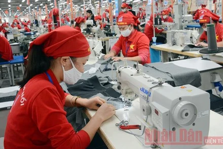 May áo veston xuất khẩu tại Xí nghiệp may Hưng Hà, Thái Bình (Tổng công ty May 10). Ảnh: ĐĂNG ANH.