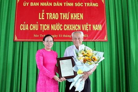 Lãnh đạo UBND tỉnh Sóc Trăng đã trao Thư khen của Chủ tịch nước Nguyễn Xuân Phúc cho cụ Trần Cang.