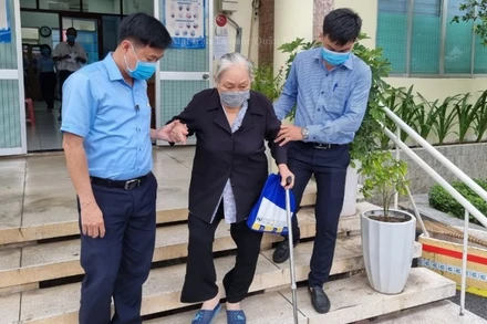 Cụ Nguyễn Thị Thảo đến Mặt trận Tổ quốc quận 5, ủng hộ tiền vào Quỹ vaccine phòng Covid-19.