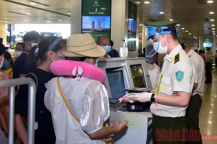 Kiểm tra an ninh tại sân bay Nội Bài. (Ảnh: Duy Linh)