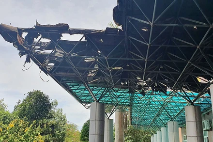 Tấm lợp trên khung sắt sảnh Tòa nhà hành chính Bệnh viện Nhi Thanh Hóa bị cháy.