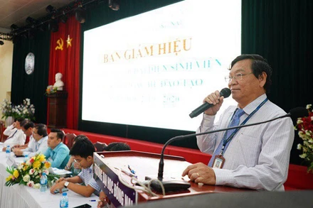 Ông Trần Minh Hùng (người cầm mic) phát biểu trong một hội nghị tại Đại học Đồng Nai.