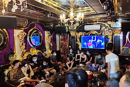 Các đối tượng tụ tập hát karaoke bị lực lượng chức năng huyện Bảo Thắng phát hiện và xử lý theo quy định.