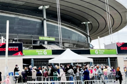 Người dân Pháp xếp hàng đi tiêm vaccine Covid-19 được mở tại Sân vận động quốc gia Pháp. 