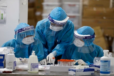 Bác sĩ, nhân viên y tế Bệnh viện Việt Nam - Thụy Điển (Uông Bí - Quảng Ninh) hỗ trợ Bắc Giang lấy mẫu xét nghiệm. (Ảnh: DUY LINH)