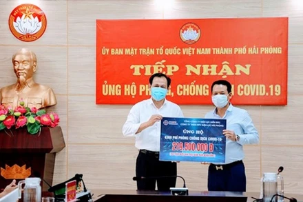 Đại diện lãnh đạo Công ty TNHH MTV Điện lực Hải Phòng trao kinh phí ủng hộ phòng, chống Covid-19.