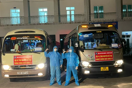 Đội tình nguyện hỗ trợ phòng, chống Covid-19 vận chuyển đội ngũ y bác sĩ (Ảnh: Giáp Hiền).