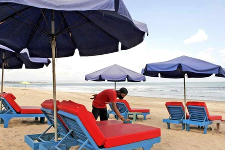Nhân viên du lịch dọn dẹp, khử khuẩn tại Bali (Ảnh: AP)