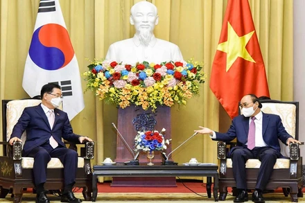 Chủ tịch nước Nguyễn Xuân Phúc tiếp Bộ trưởng Ngoại giao Hàn Quốc Chung Eui Yong chào xã giao. (Ảnh: Bộ Ngoại giao)