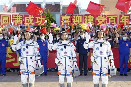 Lễ tiễn ba phi hành gia lên trạm không gian mới tại bãi phóng Tửu Tuyền trên sa mạc Gobi ở Tây Bắc Trung Quốc ngày 17-6. Nguồn: THX/TTXVN.