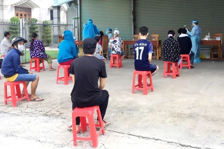 Lấy mẫu xét nghiệm Covid-19 cho người dân phường Tân Phước Khánh, thị xã Tân Uyên vào ngày 27/6 (Ảnh: CDC Bình Dương).