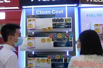 Các siêu thị điện máy tung nhiều ưu đãi.