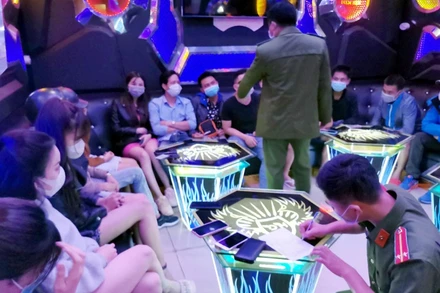 Lực lượng chức năng làm việc với các trường hợp tại karaoke Điểm hẹn.