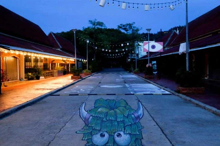 Một đường phố Phuket vắng bóng du khách do đại dịch Covid-19. (Ảnh: Bưu điện Bangkok)