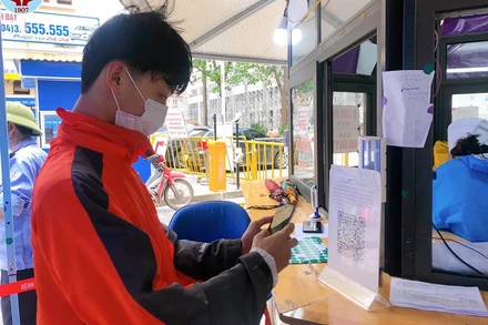 Bệnh viện Đa khoa tỉnh Bắc Giang áp dụng khai báo y tế qua quét mã QR.