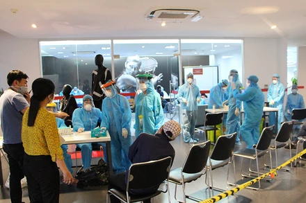 Lực lượng y tế lấy mẫu xét nghiệm khẳng định PCR các trường hợp F1 công nhân Công ty TNHH Avery Dennison Ris Việt Nam Long Hậu, huyện Cần Giuộc, tỉnh Long An.