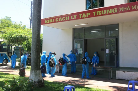 Kiểm tra thân nhiệt công dân từ Bắc Giang về tỉnh Thái Bình.