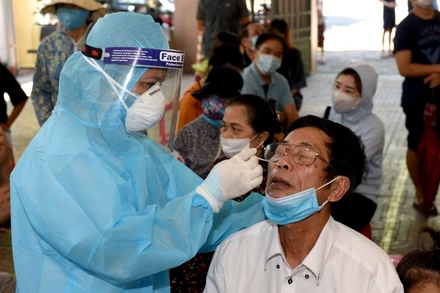 Ngành Y tế tiến hành lấy mẫu xét nghiệm.