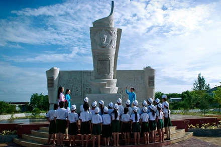 Khu di tích Bia Ấn loát đặc biệt Nam Bộ từ lâu đã là điểm giáo dục truyền thống cách mạng (Ảnh: camautourism)