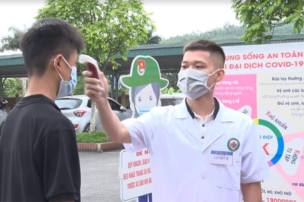 Tất cả các thí sinh tại các điểm thi đều phải đo thân nhiệt, đeo khẩu trang.