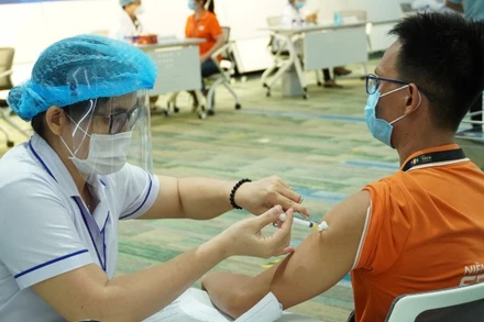 Tiêm vaccine phòng Covid-19 cho công nhân Công ty FPT Software tại Khu Công nghệ cao.