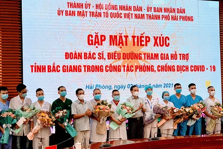 Quang cảnh lãnh đạo Thành ủy, HĐND, UBND, Ủy ban MTTQ Việt Nam TP Hải Phòng gặp mặt các y bác sĩ lên đường chi viện Bắc Giang.