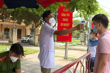 Xuất hiện hai ca dương tính, Hưng Yên thiết lập vùng cách ly phòng, chống Covid-19