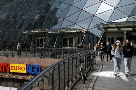 Khu vực bên ngoài trung tâm thương mại Zlote Tarasy, sau khi chính phủ Ba Lan nới lỏng các biện pháp phòng, chống dịch tại thủ đô Warsaw, tháng 4-2021. (Ảnh: Reuters)