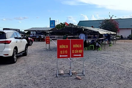 Ban Chỉ đạo phòng, chống dịch tỉnh Cà Mau kiểm tra hoạt động tại chốt kiểm soát người/phương tiện trên tuyến Quản Lộ - Phụng Hiệp.