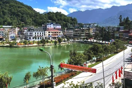 Thị xã Sa Pa vắng vẻ, rét lạnh giữa mùa hè, khi nhiệt độ giảm xuống 16,8 độ C vào sáng 5-6-2021.