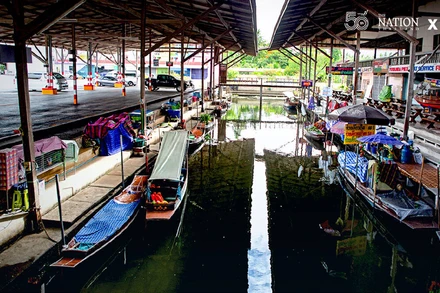 Khu chợ nổi Amphawa vốn là nơi hút du khách nay đìu hiu trong đại dịch (Ảnh: THENATIONTHAILAND)