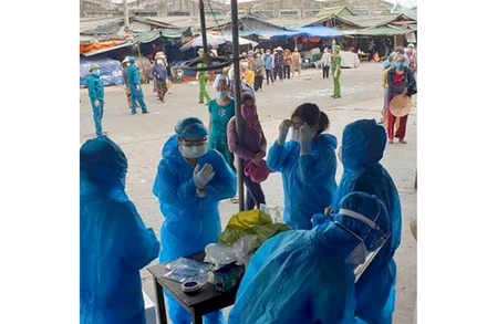 Chuẩn bị lấy mẫu xét nghiệm cho tiểu thương chợ đầu mối Vinh.