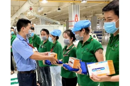 Tặng khẩu trang cho công nhân ở khu công nghiệp Nhơn Trạch.
