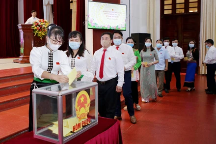Các đại biểu bỏ phiếu bầu hàng loạt các chức danh lãnh đạo HĐND UBND khóa mới tại kỳ họp.
