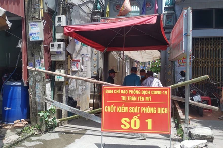 Lực lượng chức năng lập chốt kiểm dịch cách ly ở huyện Yên Mỹ.