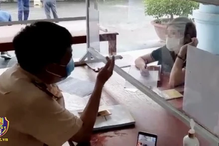 Nữ tài xế H. thừa nhận hành vi vi phạm. (Ảnh: Cục Cảnh sát giao thông)