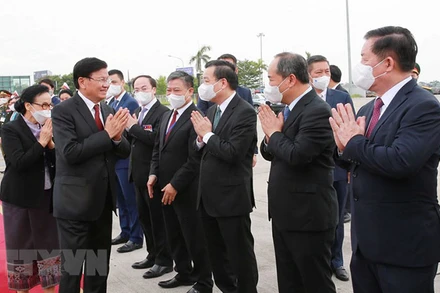 Lãnh đạo Đảng, Nhà nước tiễn Tổng Bí thư, Chủ tịch nước Lào Thongloun Sisoulith và Phu nhân tại sân bay quốc tế Nội Bài chiều 29/6. (Ảnh: Phương Hoa/TTXVN)