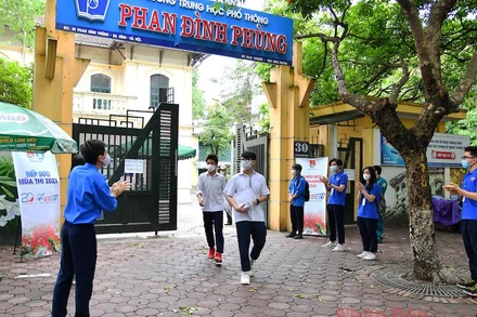 Các tình nguyện viên đón tiếp, động viên thí sinh lứa 2006 trước mỗi buổi thi. Ảnh: THUỶ NGUYÊN