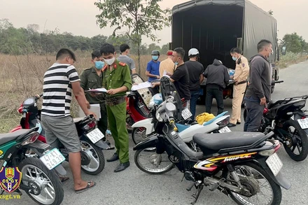 Thời gian qua, lực lượng cảnh sát giao thông xử lý nhiều đối tượng có hành vi đua xe trái phép và gây rối trật tự công cộng. (Ảnh: Cục Cảnh sát giao thông)