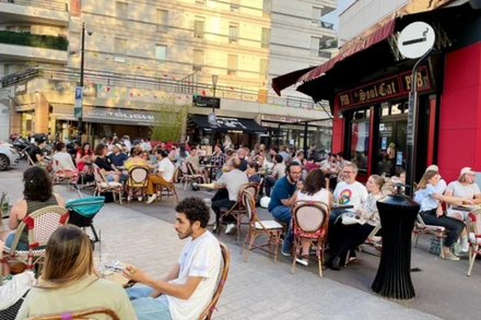 Quán cà-phê đông khách nhưng không thấy ai còn đeo khẩu trang.