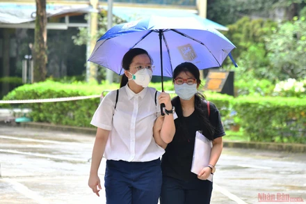 Thí sinh kỳ thi tuyển sinh vào lớp 10 Hà Nội năm 2021. Ảnh: THUỶ NGUYÊN