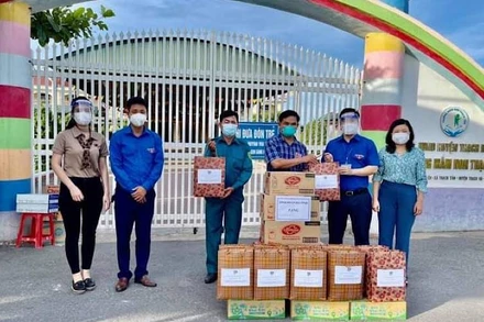 Tỉnh đoàn Hà Tĩnh động trao quà, động viên các công dân đang thực hiện cách ly tập trung tại huyện Thạch Hà.