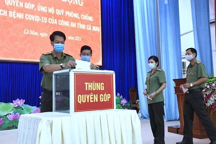 Công an Cà Mau góp tiền ủng hộ quỹ vaccine vào sáng 26/6.