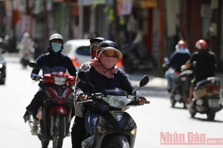 Nắng nóng kéo dài trên diện rộng tại nhiều địa phương trên cả nước khiến nhu cầu sử dụng điện tăng cao. (Ảnh minh họa: HÀ NAM)