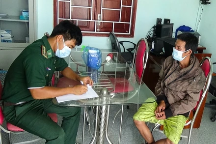 Cán bộ Trạm kiểm soát biên phòng Mỹ Thanh, Đồn Biên phòng Trung Bình, BĐBP Sóc Trăng đang làm các thủ tục bàn giao ngư dân gặp nạn cho người nhà.