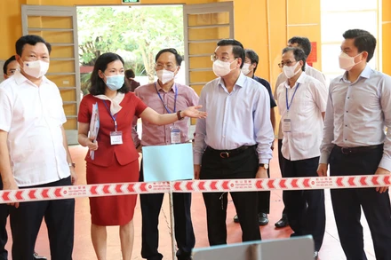 Chủ tịch Ủy ban Nhân dân thành phố Hà Nội Chu Ngọc Anh kiểm tra tại Hội đồng thi Trường tiểu học Thái Thịnh, quận Đống Đa. Ảnh: Hà Nội Mới