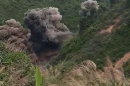 Dùng thuốc nổ đánh sập các hầm vàng trái phép