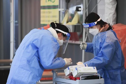 Nhân viên y tế lấy mẫu xét nghiệm Covid-19 tại Seoul, Hàn Quốc. (Ảnh: AP)