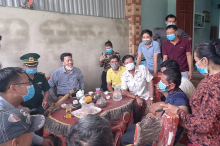 Hàng xóm cùng chung vui với ngư dân được cứu nạn thành công, đoàn tụ cùng gia đình.